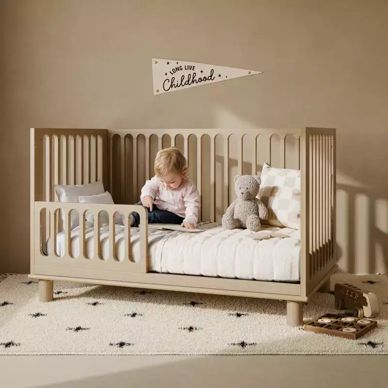 Wandelbares 3-in-1-Babybett aus Massivholz mit Kleinkindgitter – Treibholz / Haselnuss / Olive / Salbei