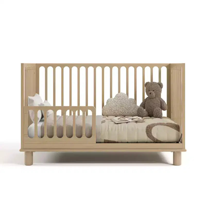 Wandelbares 3-in-1-Babybett aus Massivholz mit Kleinkindgitter – Treibholz / Haselnuss / Olive / Salbei