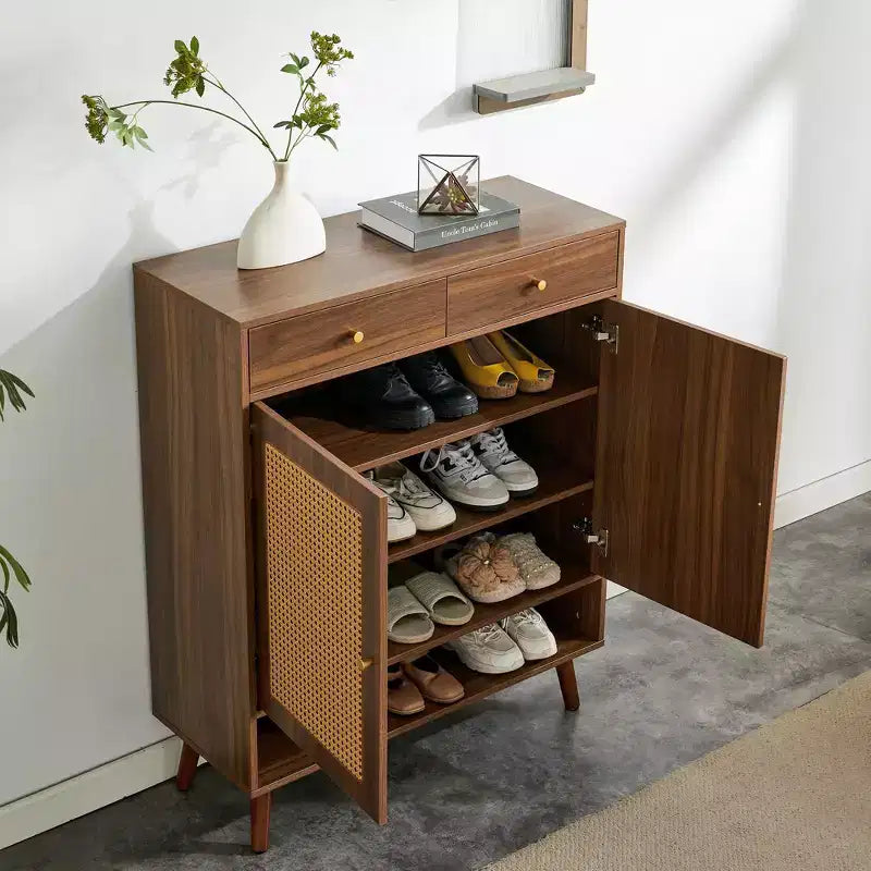 Schuhschrank im Mid-Century-Stil mit Rattan-Türen und Schubladen, Platz für 15 Paar – Nussbaum / Natur / Rattan