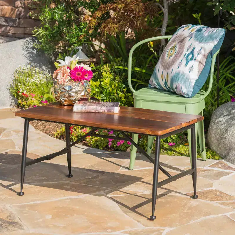 Beiger Couchtisch aus Holz für drinnen und draußen – Wohnzimmer und Terrasse