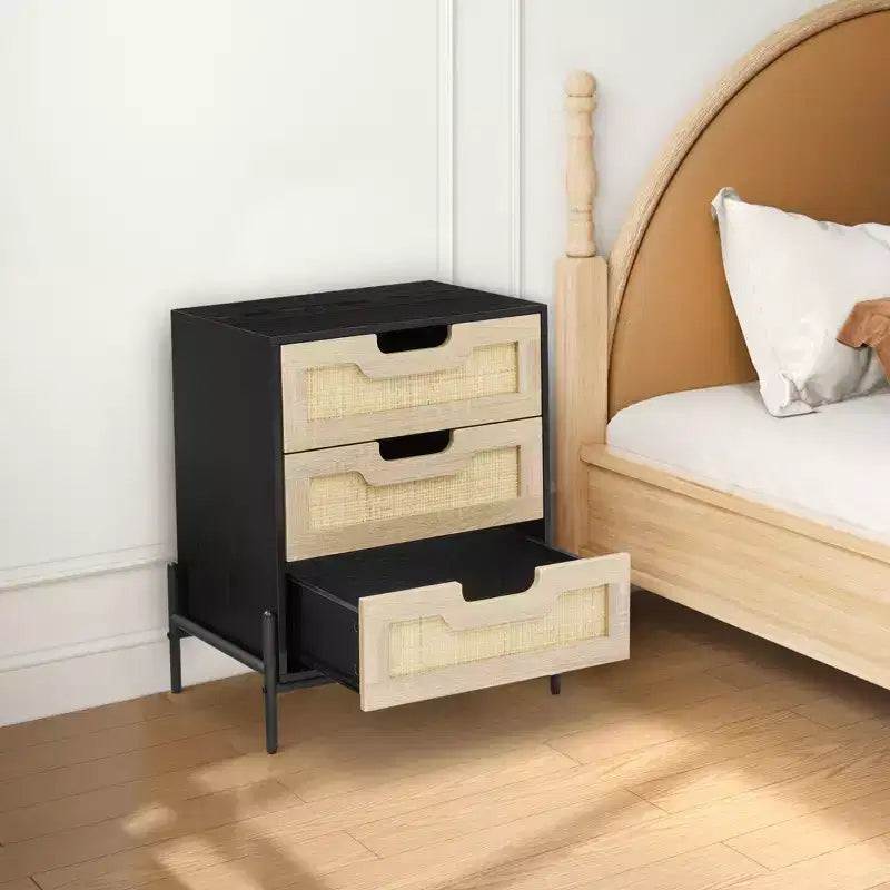 Nachtschrank Schwarz/Eiche mit 3 Rattanschubladen und Metallbeinen – für das Schlafzimmer