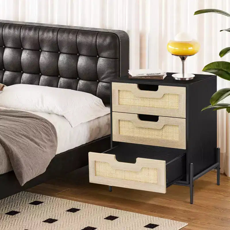 Nachtschrank Schwarz/Eiche mit 3 Rattanschubladen und Metallbeinen – für das Schlafzimmer
